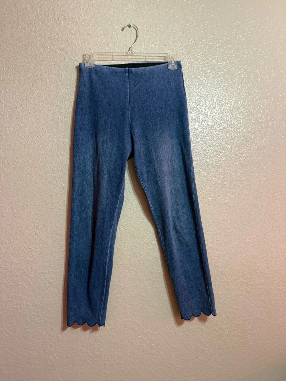 Lyssé Lynette Scallop Edge Denim Pull On Leggings in women’s size Small.